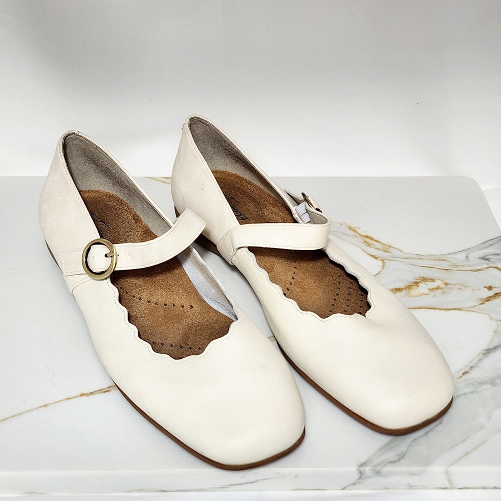 Trotters Sz 9M Buckle Strap Rounded Toe Leather Flats.